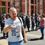 Лапшин об «игрушечной революции в Ереване»: Среди митингующих не хватало только самого Саргсяна
