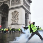 Փարիզում ոստիկանությունն արցունքաբեր գազ է կիրառել «դեղին բաճկոնների» դեմ