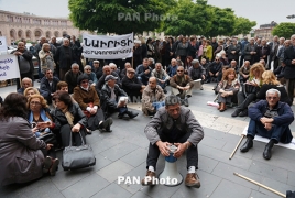Сотрудники ереванского завода «Наирит» начали двухдневный сидячий пикет с требованием выплатить им зарплату