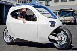 Двухколесный электромобиль: Он никогда не завалится на бок, как мотоцикл
