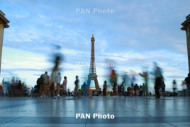 Eiffel Tower closed to public over pickpocketing