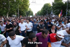 В Ереване, несмотря на утренний разгон, вновь проходит акция протеста против подорожания электроэнергии