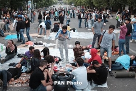 Несмотря на напряжение и ожидание разгона, полиция разрешила демонстрантам остаться на проспекте Баграмяна в Ереване