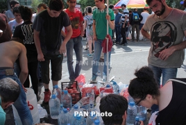 Акция протеста в Ереване: Голодовка, зашитый рот и круглосуточный пикет