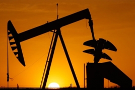 Доходы госбюджета Азербайджана от нефти за полгода упали на четверть, валютные резервы ЦБ – на 38%
