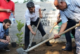 Հայազգի պատգամավորը «Արմեն» ճամբարի տարածքում հիշատակի ծառ է տնկել
