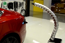 Tesla Motors показала автоматическую систему зарядки электромобиля