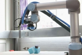 Специальный робот склеивает роботов нового поколения без участия человека