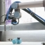 Специальный робот склеивает роботов нового поколения без участия человека