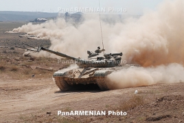 Российские танкисты в Армении отрабатывают один из элементов «Танкового биатлона» - «Танковый спринт»