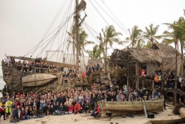 “Pirates of the Caribbean 5” cast & crew in new set photo