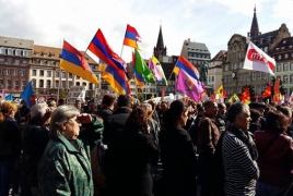 Армяне, курды и алевиты провели митинг протеста перед местом встречи Эрдогана с избирателями в Страсбурге