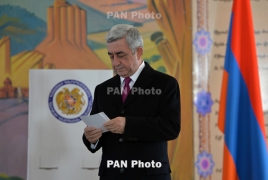 Президент, премьер Армении проголосовали на референдуме, лидер «Наследия» порвал свой бюллетень