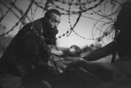 Warren Richardson’s migrant baby image wins World Press Photo Award