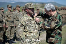 ՀՀ նախագահն Արցախում պետպարգևներ է հանձնել մի խումբ զինծառայողների