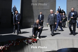 Лавров посетил Цицернакаберд, возложил цветы к Вечному огню и оставил запись в Книге памяти Музея Геноцида армян