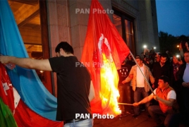 Երևանում ջահերով երթ է. Այրեցին Թուրքիայի ու Ադրբեջանի դրոշները