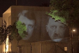 Проекции с образами Гитлера и Эрдогана появились на стене посольства Турции в Германии