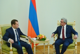 Медведев-Саргсяну: Важно сохранить перемирие в зоне карабахского конфликта