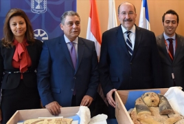 Israel hands back smuggled Egyptian antiquities
