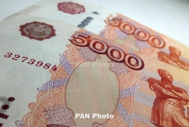 За 2 года зарплаты россиян в долларовом выражении упали на 40%