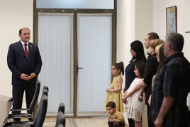 Мэр Еревана вручил ключи от новых квартир семьям троих погибших в апреле на передовой военнослужащих