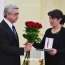 Президент Армении вручил семьям погибших военнослужащих присвоенные посмертно награды