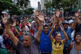 Жители Венесуэлы вышли на улицы с требованием обеспечить их едой