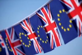 Britons narrowly favor remaining in EU, poll says