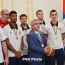 Серж Саргсян получил медаль и мяч в подарок от сборной Армении по баскетболу