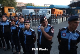 Ночь близ захваченного полка ППС в Ереване прошла без инцидентов
