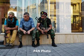 Полиция не разрешила депутату РА Заруи Постанджян передать продукты захватившим полк ППС