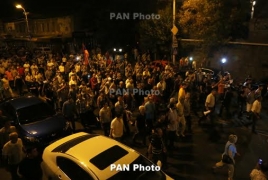 Сторонники захвативших полк ППС в Ереване ждут выполнения своих требований (Обновлено)