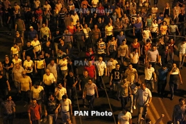 Демонстрация сторонников захвативших полк ППС в Ереване завершилась преждевременно