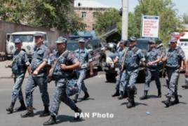 С территории захваченного полка ППС в Ереване раздались взрывы и звуки стрельбы