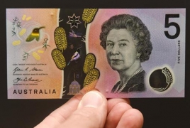 В Австралии поступили в оборот пятидолларовые купюры с прозрачной вставкой и летающей птичкой