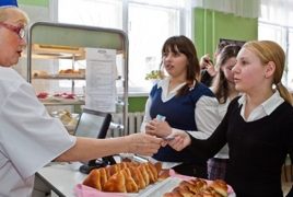 В 150 школах РФ ученики смогут платить за еду руками