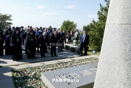 Саргсян посетил пантеон «Ераблур» по случаю 25-летия Независимости Армении