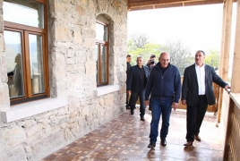 ԼՂՀ նախագահը Հադրութի շրջանում մասնակցել է  նորակառույց առանձնատների բնակարանամուտին