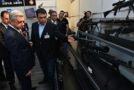 Президент Армении ознакомился с представленной военной техникой на ArmHiTec-2016