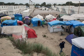 Сотни мигрантов покидают французский лагерь в Кале