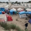Сотни мигрантов покидают французский лагерь в Кале