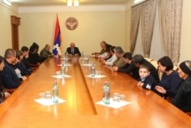 Президент НКР встретился с родственниками погибших в апрельской войне добровельцев из Сисианского отряда