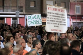 Жители Барселоны провели акцию против массвого притока туристов