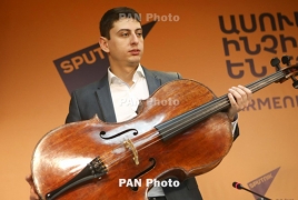 Армянский виолончелист Нарек Ахназарян играет на инструменте Джузеппе Гварнери