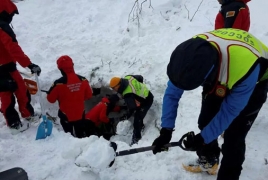 Italy rescuers find six people alive under avalanche