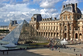 Machete-wielding attacker shot, wounded at Paris Louvre