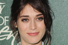 Lizzy Caplan to join Michael Pena in sci-fi thriller “Extinction”