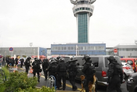 В парижском аэропорту полиция застрелила отобравшего у солдата оружие мужчину