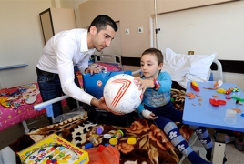 Мхитарян с благотворительным визитом посетил ереванский Гематологический центр, где пообщался с детьми